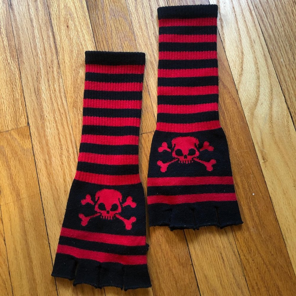 Black & Red Fingerless Gloves w/Skull & Crossbone